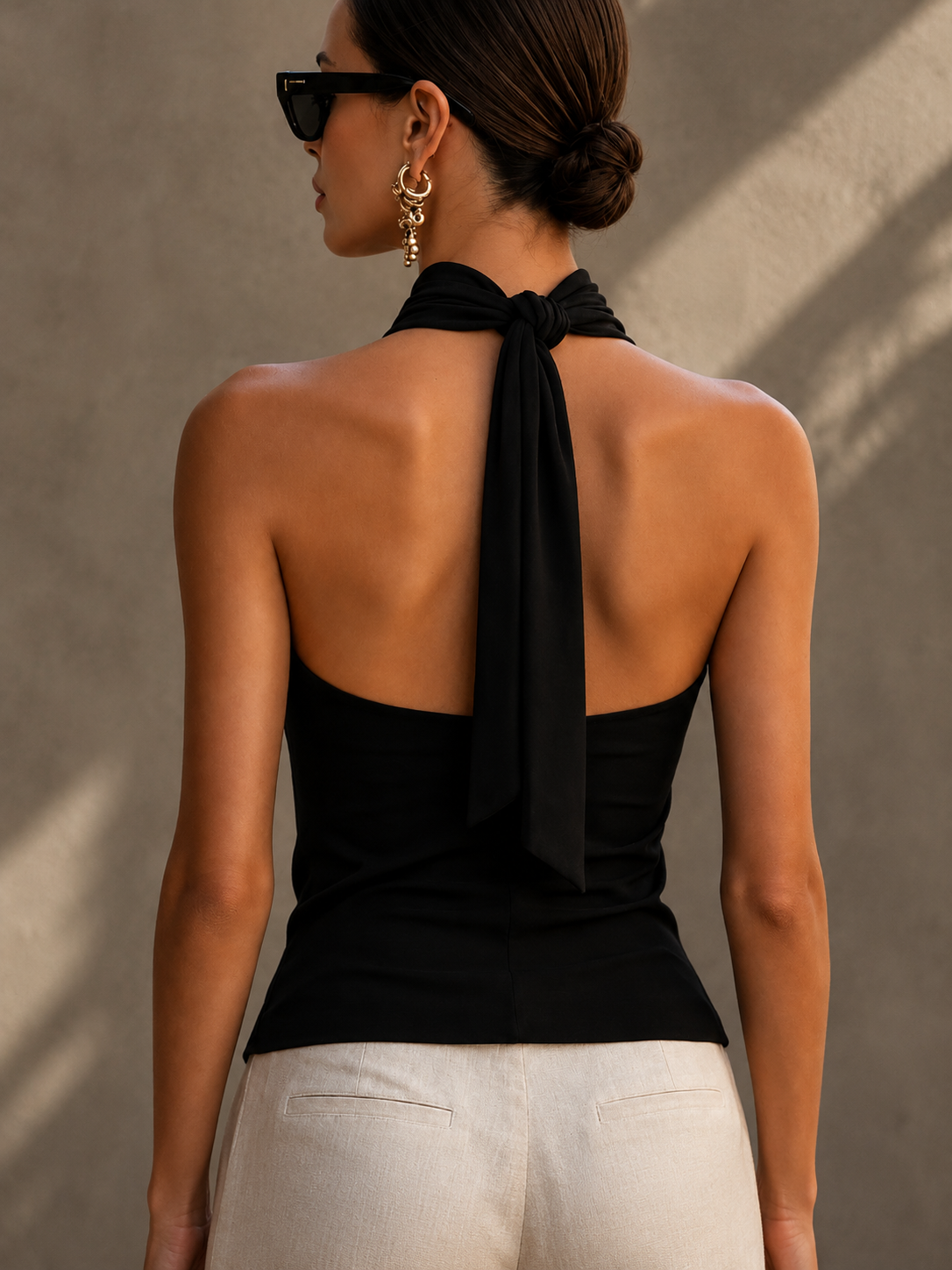 Martina- Top Elegante Halter con Detalle Cruzado y Abertura Frontal